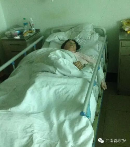 躺在医院的熊正英