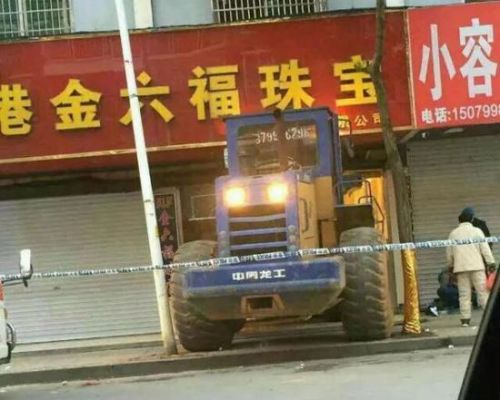 从网友拍摄的画面显示，铲车一头扎进金店。