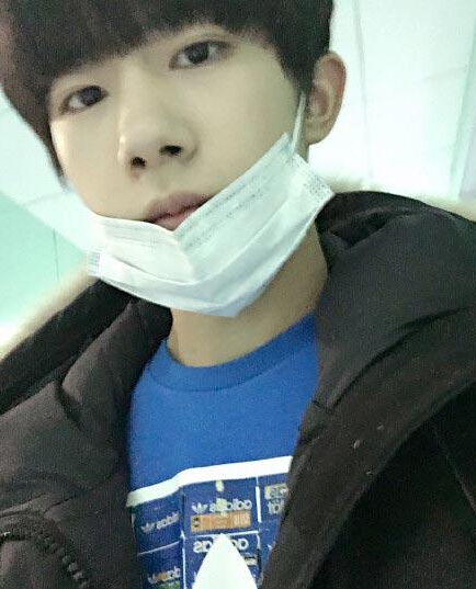 TFBOYS易烊千玺生病看儿科 发微博:心里真的