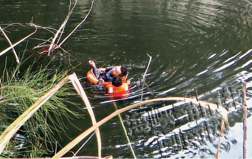 何彬辉拖着落水男子往回游