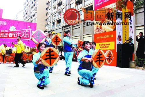 图为文艺队在表演舞蹈《好收成》