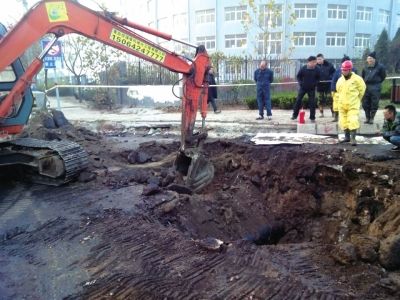 2013年11月22日，爆炸发生约3小时前，施工人员在漏油点施工，图中人多数伤亡。新华社发