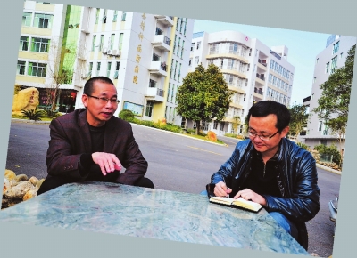 本报记者张杰（右）采访新桥卫生院院长戴秋林