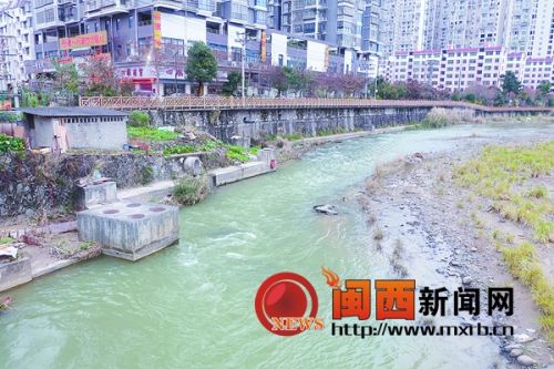 今年春节期间，小溪河水现小清澈，获市民点赞。