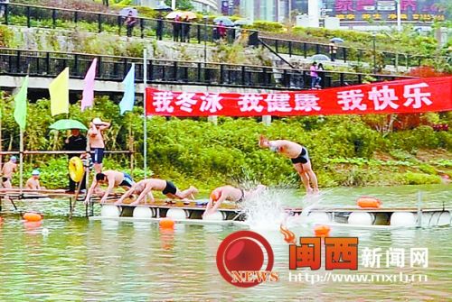 上杭冬泳爱好者冒着严寒跳入汀江