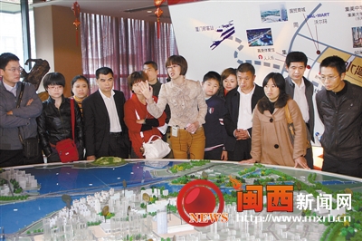 图为龙岩市民在观看某楼盘。（资料图） 小雨 摄