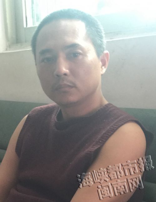 男子只透露自己叫黄龙志，其他信息一概不说