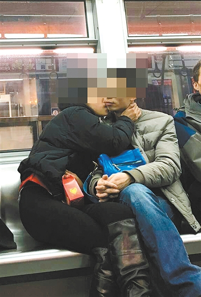 情侣当众秀恩爱