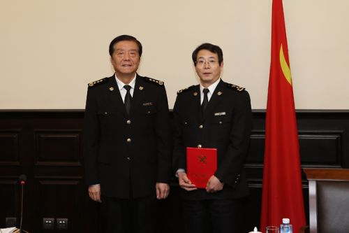 海关总署署长于广洲(左)出席天津海关关长任职仪式,向天津海关新任关长孙志杰颁发任命书。