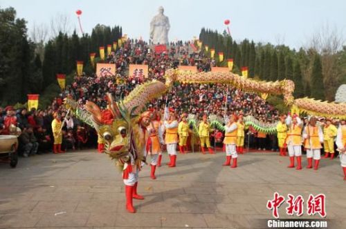 图为祭拜仪式之后，现场举办舞龙活动。