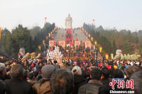 图为医圣后人集体诵读《伤寒杂病论》序文。