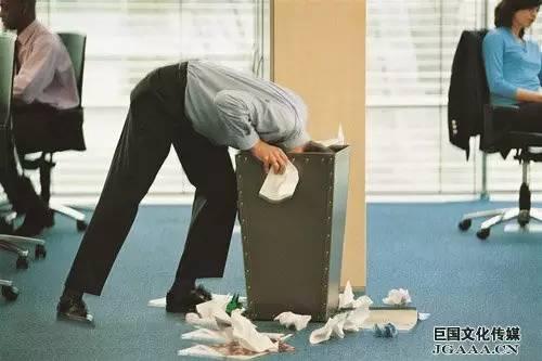 晋江一男子抱着垃圾桶 大喊请不要拆散我们