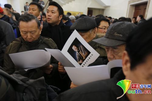 前来送行的人们认真阅读楚青同志生平。中国青年网记者张炎良摄