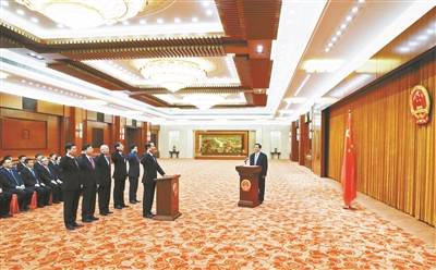 2月26日，十二届全国人大常委会在北京人民大会堂首次举行宪法宣誓仪式，张德江委员长主持并监誓 供图新华