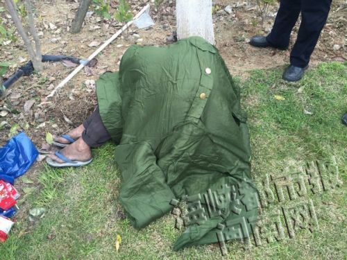 有热心居民拿来绿色大衣，给男子披上取暖。