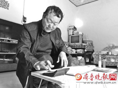 哥哥程中占在家中用计算器演算数学问题。