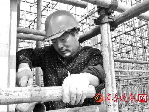 弟弟程中永在工地上干活。