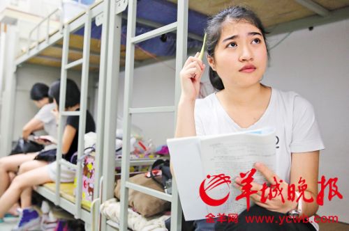 图为2014年在广州参加高考的外省户籍随迁子女高河兰