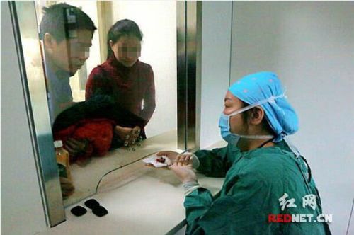 玲玲下体取出的阴道异物