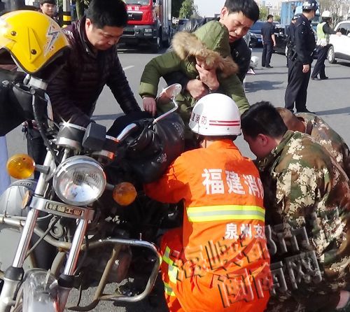 消防破拆救小男孩