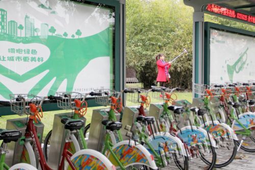 一位市民在绿洲公园公共自行车附近自拍