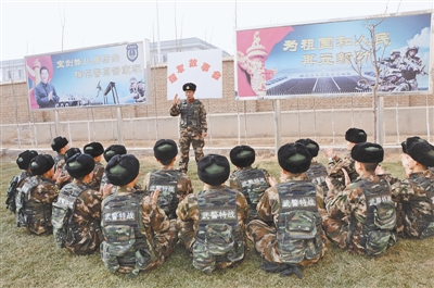 中队开展“强军故事会”活动，激发官兵训练热情。