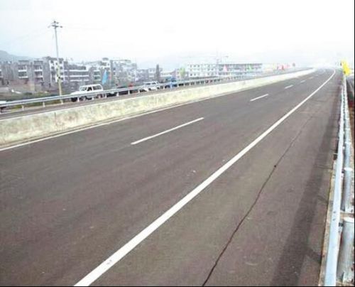 图为灵石三双公路部分路段近况