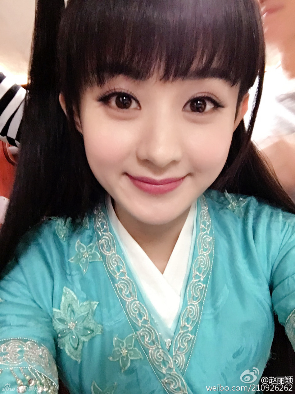 赵丽颖晒《诛仙青云志》片场自拍照 齐刘海显