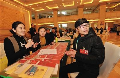 3月1日，北京会议中心，全国政协十二届四次会议委员驻地，全国政协委员巩汉林前来报到。