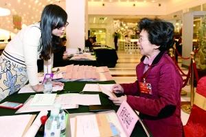 昨天，全国政协委员李东东(右)抵达驻地北京亚奥国际酒店。当日，参会的委员陆续抵达驻地报到。新华社发