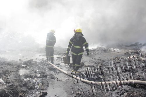 消防官兵正在扑灭最后的火点