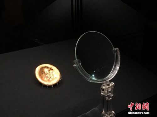 现场配备了专门观看金饼用的放大镜。 中新网记者 翟璐 摄