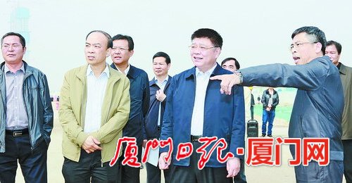 王蒙徽在海沧察看马銮湾新城建设现场。(记者 郑晓东 摄)