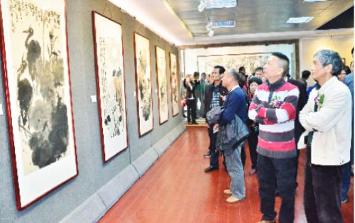 画展吸引了不少市民驻足观赏