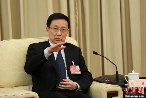 3月6日，出席十二届全国人大四次会议的上海代表团举行全体会议，审议政府工作报告并对中外媒体开放。上海市委书记韩正回答媒体提问。中新社记者杜洋摄