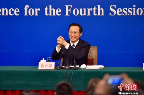 十二届全国人大四次会议新闻中心于3月7日（星期一）10时45分在梅地亚中心多功能厅举行记者会，农业部部长韩长赋、新闻发言人叶贞琴就“转方式调结构 加快发展现代农业”的相关问题回答中外记者的提问。 中新社记者 金硕 摄
