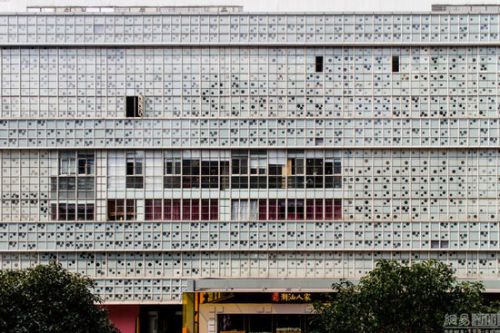 2016年3月7日，上海，徐汇区建国西路靠近嘉善路有一幢十分奇特的大楼，这幢大楼四周立面上满是大大小小的“弹孔”，被周围上班的白领戏称为“洞洞大楼”。