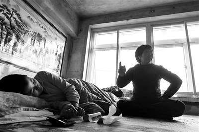 林莺莺虽然能开口说话，但至今仍瘫痪在床 供图《辽沈晚报》