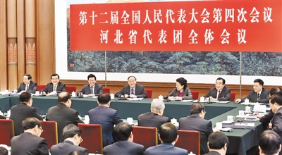 3月7日，十二届全国人大四次会议河北代表团在北京人民大会堂河北厅举行全体会议。中共中央政治局常委、中央纪委书记王岐山来到河北代表团，与大家一同审议。 本报记者郭昭摄