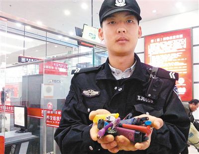 安检人员查扣的打火机 记者 谢伟 摄