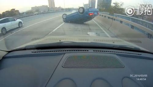 汽车强行变道被撞翻 交警官微先指后车错后道歉