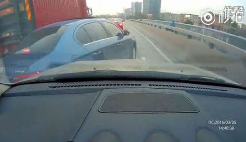 汽车强行变道被撞翻 交警官微先指后车错后道歉