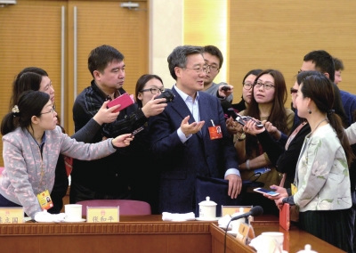 北京团会后，李士祥回答记者采访。　　京华时报记者张斌摄