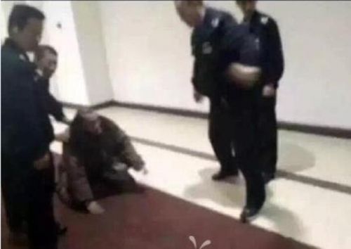 保安暴打老人