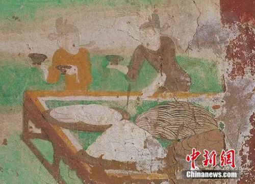 作为一个吉祥喜庆的日子，为取吉利，二月二这一天民间饮食多以&ldquo;龙&rdquo;为名，面条不叫&ldquo;面条&rdquo;，称作&ldquo;龙须面&rdquo;；水饺称作&ldquo;龙耳&rdquo;、&ldquo;龙角&rdquo;；米饭称作&ldquo;龙子&rdquo;；面条、馄饨一块煮叫做&ldquo;龙拿珠&rdquo;；吃猪头称作&ldquo;食龙头&rdquo;。一切均取与龙有关的象征与寓意，寄托人们祈龙赐福、保佑风调雨顺、五谷丰登的美好愿望。图为《莫高窟第236窟-斋僧食品-中唐》。敦煌研究院供图