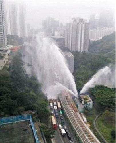 图：香港一海水抽水站水管爆裂水柱射伤两人