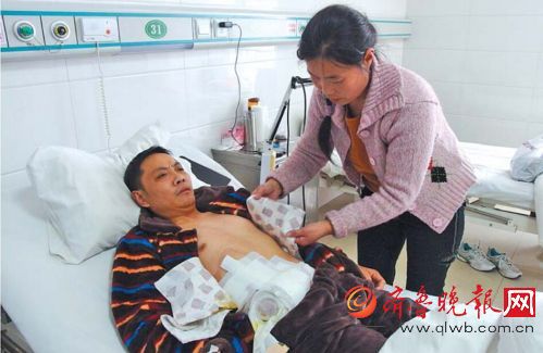 于金松的妻子正在病房里对于金松进行护理。