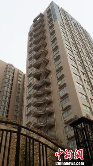 郑州19层高楼外挂楼梯消防部门称符合规定（图）