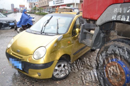 大货车推行小车20多米