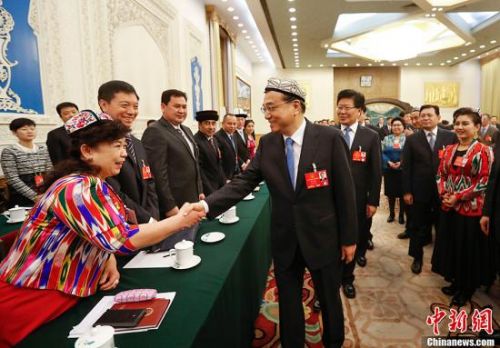 3月10日，中共中央政治局常委、国务院总理李克强参加十二届全国人大四次会议新疆维吾尔自治区代表团的审议。中新社记者 刘震 摄